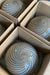 Italiensk Murano candy pendel loftlampe i grå brun glas med swirl mønster.   Glasset er mundblæst hos en italiensk glaspuster familie, som arbejder i eget værksted. Udarbejdet efter traditionsrige Murano glaspuster teknikker. D:40 cm 