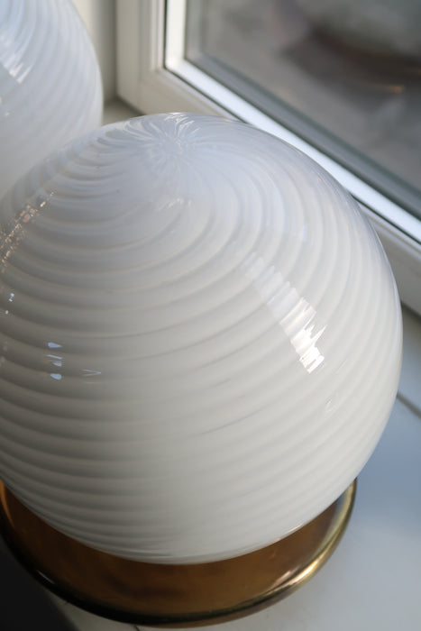 Vintage Murano væglampe / bordlampe i hvid glas med swirl og messing bund. Lampen afgiver et meget hyggeligt lys og har en fantastisk swirl. Håndlavet i Italien, 1970erne, og har original Murano Vetri label.  