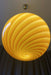 Italiensk Murano candy pendel loftlampe i brændt orange / rav glas med swirl mønster.   Glasset er mundblæst hos en italiensk glaspuster familie, som arbejder i eget værksted. Udarbejdet efter traditionsrige Murano glaspuster teknikker. D:40 cm   Størrelsen er perfekt over et spisebord eller midt i en stue. 