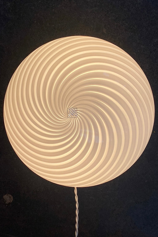 Ubrugt (ny) vintage Murano plafond lampe i glas med hvid swirl mønster. Kan både bruges som loftlampe eller som væglampe. 2x E27 fatning. Håndlavet i Italien, 1970erne, og kommer med ny hvid metal bagside. Flere med originalt klistermærke.  D:36 cm H:17 cm