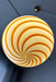 Ny Murano candy pendel loftlampe i en bolsje kombination af gul og hvid. Mundblæst glas i rund form med swirl mønster. E27 fatning. Kommer med justerbart messingbelagt ophæng samt transparent ledning. Håndlavet i Italien. 