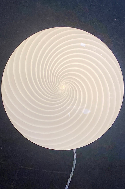 Ubrugt (ny) vintage Murano plafond lampe i glas med hvid swirl mønster. Kan både bruges som loftlampe eller som væglampe. E27 fatning. Håndlavet i Italien, 1970erne, og kommer med ny hvid metal bagside.  D:30 cm H:12 cm