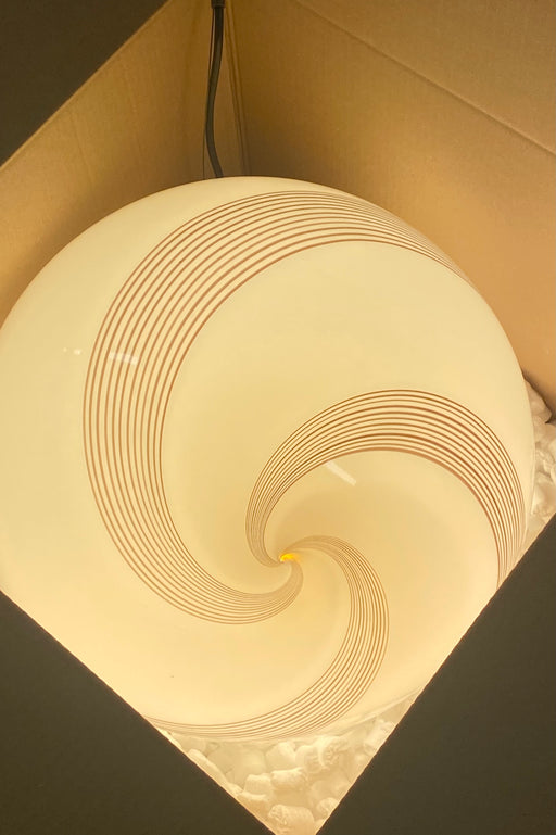 Stor vintage Murano pendel loftlampe i en fin kombination af creme og latte. Glasset er mundblæst i rund form med et smukt swirl mønster. Håndlavet i Italien, 1970erne, og kommer med justerbart messing ophæng. D:40 cm