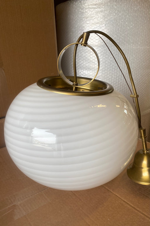 Vintage Murano pendel loftlampe i hvid opaline glas. Glasset er mundblæst i oval form med et smukt swirl mønster. Håndlavet i Italien, 1970erne, og kommer med originalt justerbart ophæng i patineret messing.  D:34 cm H:25 cm