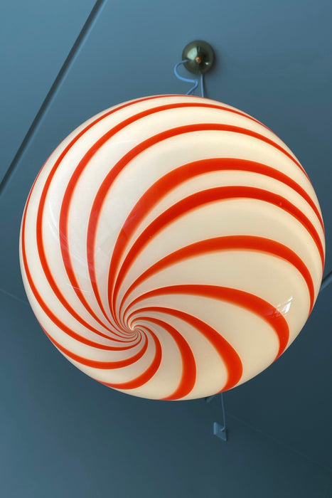 Ny Murano candy pendel loftlampe i en bolsje kombination af rød og hvid. Mundblæst glas i rund form med swirl mønster. E27 fatning. Kommer med justerbart messingbelagt ophæng samt transparent ledning.  Håndlavet i Italien.  D:40 cm  