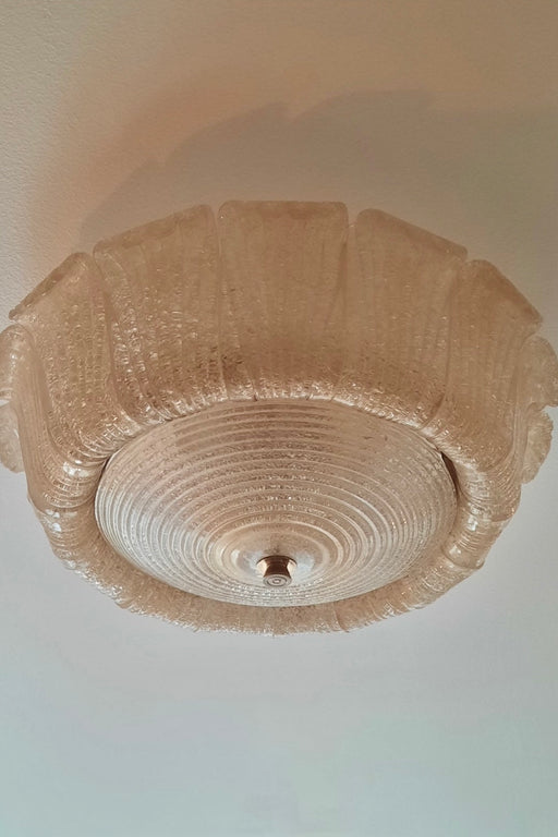 Ekstra stor vintage Murano plafond loftlampe i en blød creme gylden tone. Glasset er mundblæst i organiske bladforme. Har hele 6x E14 fatning og giver masser af behageligt lys. Messing detaljer. Har været i privat eje siden midt 1960'erne og har få brugsspor. Størrelsen er perfekt til en stue, hall eller walk-in closet. Håndlavet i Italien, 1960erne.