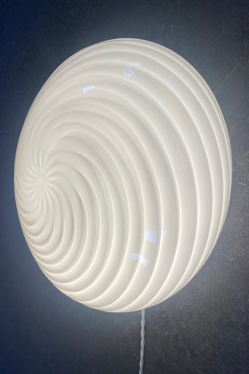 Stor vintage Murano plafond loftlampe / væglampe. Mundblæst hvid opal glas med swirl og hvid bund. E27 fatning. Håndlavet i Italien, 1970erne. D:39 cm⁠⁠ H:20 cm