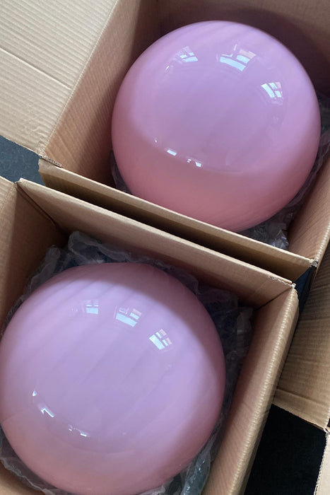 Stor ny Murano candy pendel loftlampe i den mest fantastisk bubble gum lyserøde pink nuance. Mundblæst glas i rund form med swirl mønster. E27 fatning. Kommer med justerbart messingbelagt ophæng samt transparent ledning. 