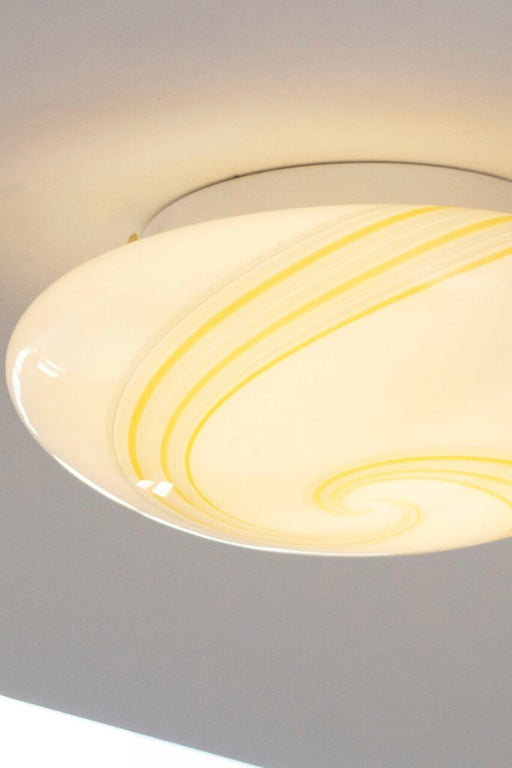 Ubrugt (ny) vintage Murano plafond lampe i hvid opal glas med gult swirl mønster. Kan både bruges som loftlampe eller som væglampe. E27 fatning. Håndlavet i Italien, 1980erne, og kommer med ny el og hvid metal bagside. 