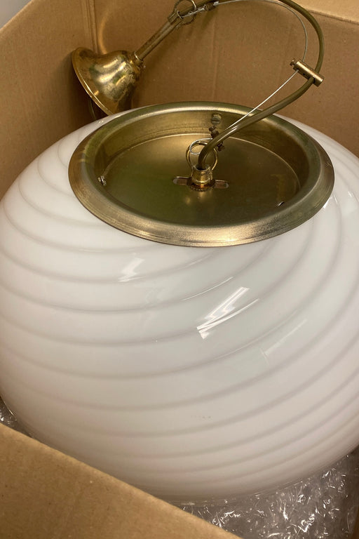 Stor vintage Murano pendel loftlampe i hvid opaline glas. Glasset er mundblæst i oval form med et smukt swirl mønster. Håndlavet i Italien, 1970erne, og kommer med originalt justerbart ophæng i patineret messing.
