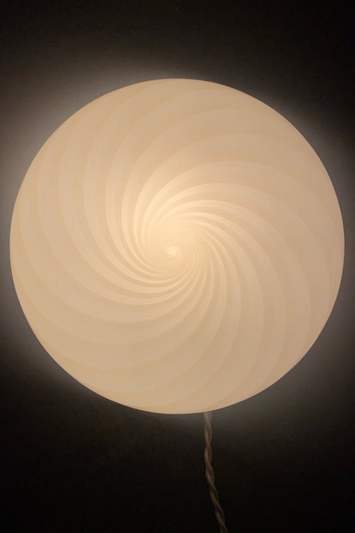 Vintage Murano plafond loftlampe / væglampe. Mundblæst hvid opal glas med beslag i patineret messing. E27 fatning. Håndlavet i Italien, 1970erne. D:22 cm⁠⁠ H:12 cm