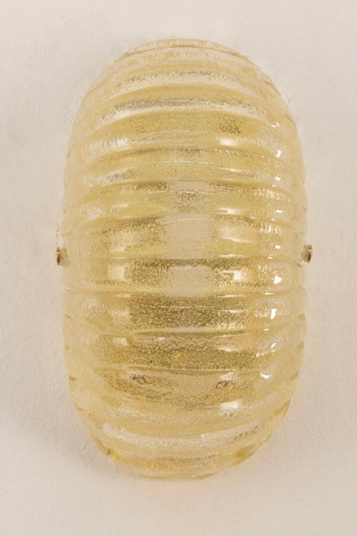 Vintage Murano gylden musling væglampe i mundblæst krystalglas med messing skruer. Perfekt størrelse til din entré, i køkkenet, på badeværelset eller som læselamper i soveværelset. Nemme at montere. Håndlavet i Italien, 1960/70erne og kan variere i udtrykket.
