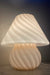 Ekstra stor vintage Murano mushroom bordlampe i en meget fin blød lyserød nuance. Mundblæst i ét stykke glas med swirl mønster. E27 fatning. Håndlavet i Italien, 1960/70erne, og kommer med ny stofledning. 