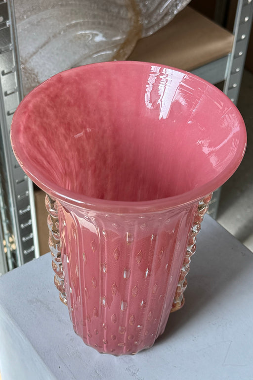 Stor vintage Murano glasvase i en smuk rosa nuance. Mundblæst i rund form med ornamenter i krystalglas med bladguld. Håndlavet i Italien, 1990erne. Signeret Cose belle rare, Made in Italy, Murano glass. 