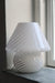 Vintage medium Murano mushroom bordlampe i hvid opal glas. Mundblæst i ét stykke glas med swirl mønster. Håndlavet i Italien, 1960/70erne, og kommer med ny stofledning.  H: 26 cm D: 24 cm⁠