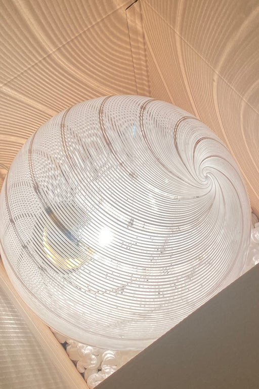 Stor vintage Murano filigrana pendel loftlampe. Glasset er mundblæst i rund form med et smukt swirl mønster. Håndlavet i Italien, 1970erne, og kommer med justerbart messing ophæng. D:40 cm