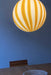 Ny Murano candy pendel loftlampe i en bolsje kombination af gul og hvid. Mundblæst glas i rund form med vertikale striber. E27 fatning. Kommer med justerbart messingbelagt ophæng samt transparent ledning.   Håndlavet i Italien.   D:40 cm  