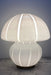 Stor vintage Murano mushroom bordlampe i hvid opal glas. Mundblæst i ét enkelt stykke glas i en sjælden champignon form med mønster og har messing detalje. Håndlavet i Italien, 1960/70erne, og kommer med ny stofledning. 