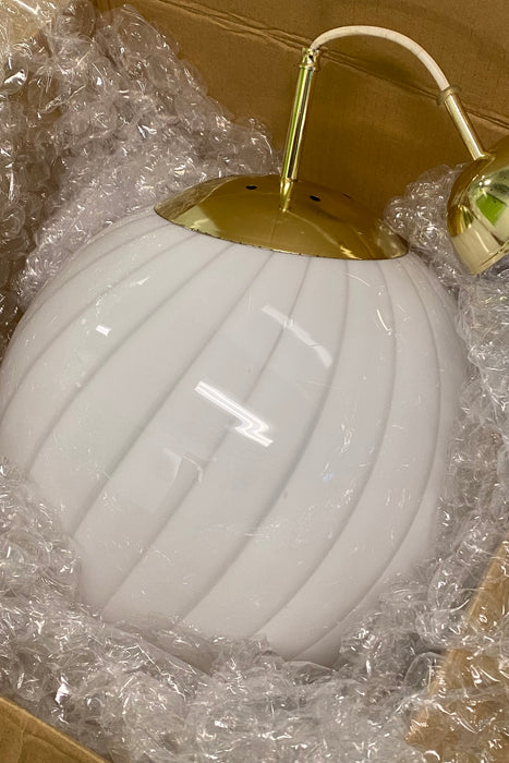 Vintage Murano pendel loftlampe i hvid opaline glas. Glasset er mundblæst i cirkulær form med et smukt swirl mønster. Håndlavet i Italien, 1970erne, og kommer med ophæng i messing.  D:35 cm 