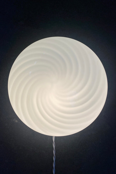 Vintage Murano plafond loftlampe / væglampe. Mundblæst hvid opal glas med swirl og hvid bund. E27 fatning. Håndlavet i Italien, 1970erne. D:26 cm⁠⁠ H:11 cm
