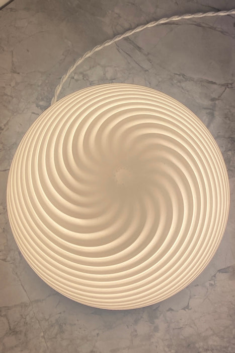 Vintage Murano væglampe / bordlampe i hvid glas med swirl og messing bund. Lampen afgiver et meget hyggeligt lys og har en fantastisk swirl. Håndlavet i Italien, 1970erne, og har original Murano Vetri label.  