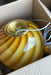 italiensk Murano candy pendel loftlampe i brændt orange / rav glas med swirl mønster.  Glasset er mundblæst hos en italiensk glaspuster familie, som arbejder i eget værksted. Udarbejdet efter traditionsrige Murano glaspuster teknikker. D:40 cm  Størrelsen er perfekt som spisebordslampe eller midt i en stue. 