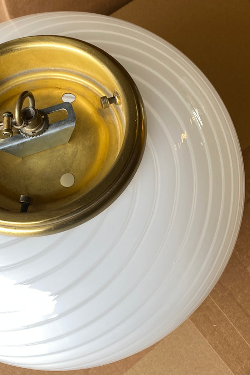 Vintage Murano pendel lampe i hvid glas med messing ophæng. Glasset er mundblæst i oval form med et smukt swirl mønster. Håndlavet i Italien, 1970erne.