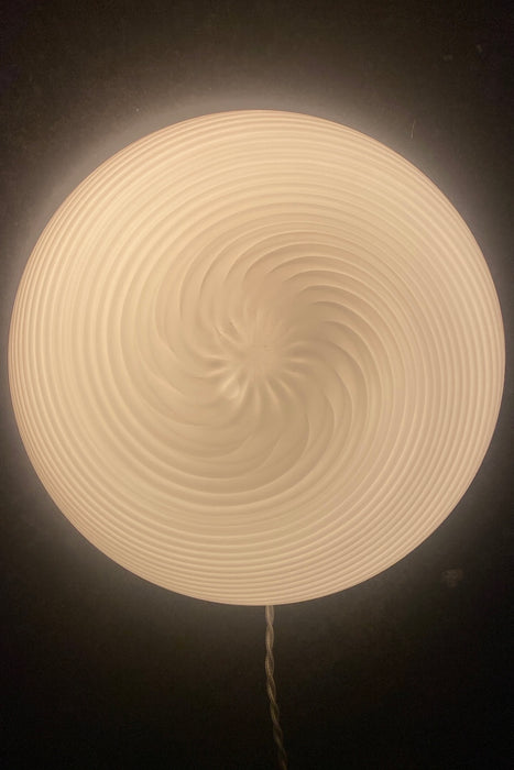 Vintage Murano plafond loftlampe / væglampe. Mundblæst hvid opal glas med swirl og hvid bund. E27 fatning. Håndlavet i Italien, 1970erne. D:30 cm⁠⁠ H:13 cm