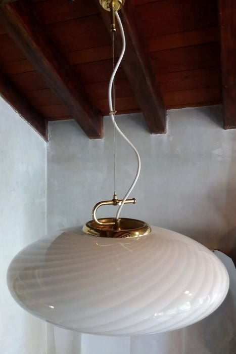 Stor vintage Murano pendel loftlampe i hvid opaline glas. Glasset er mundblæst i en særlig form med et smukt swirl mønster. Håndlavet i Italien, 1970erne, og kommer med justerbart ophæng i messing. 