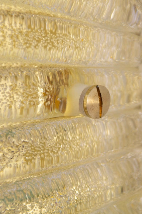 Sæt á 2 stk. vintage Murano gyldne musling væglamper i mundblæst krystalglas med messing skruer. Perfekt størrelse til din entré, i køkkenet, på badeværelset eller som læselamper i soveværelset. Nemme at montere. Håndlavet i Italien, 1960/70erne og kan variere i udtrykket. Størrelse L:24 cm B:11 cm D:12 cm