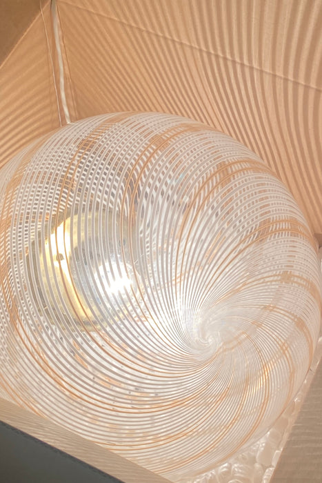 Stor vintage Murano filigrana pendel loftlampe. Glasset er mundblæst i rund form med et smukt swirl mønster. Ses meget sjældent med orange tone i glasset. Håndlavet i Italien, 1970erne, og kommer med justerbart messing ophæng. D:40 cm