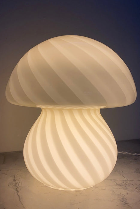 Vintage medium Murano mushroom bordlampe i en smuk, sart creme gul nuance. Mundblæst i ét stykke glas i en særlig champignon form med swirl mønster. Håndlavet i Italien, 1960/70erne, og kommer med ny hvid ledning. ⁠H: 28 cm D: 24 cm⁠