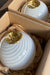 Italiensk Murano pendel loftlampe i hvid opal glas med swirl mønster.   Glasset er mundblæst af en af de mest anerkendte Murano Maestros på et familiedrevet værksted. Udarbejdet efter traditionsrige Murano glaspuster teknikker med en fantastisk swirl. D:35 cm 