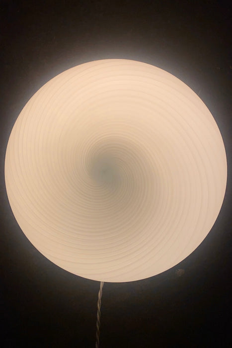 Vintage Murano plafond loftlampe / væglampe. Mundblæst hvid opal glas med swirl og hvid bund. 2x E14 fatning. Håndlavet i Italien, 1970erne. D:36 cm⁠⁠ H:16 cm