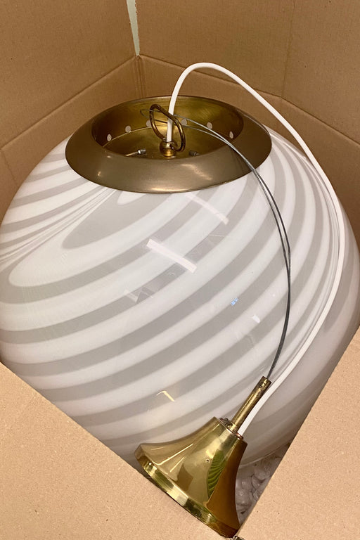 Ekstra stor vintage Murano pendel loftlampe i hvid opaline glas. Glasset er mundblæst i rund form med et smukt swirl mønster. Håndlavet i Italien, 1970erne, og kommer med justerbart messingophæng. D:45 cm 