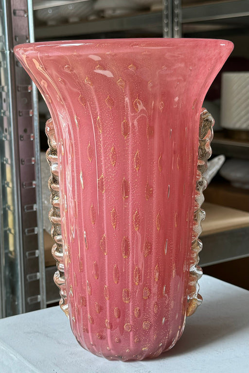 Stor vintage Murano glasvase i en smuk rosa nuance. Mundblæst i rund form med ornamenter i krystalglas med bladguld. Håndlavet i Italien, 1990erne. Signeret Cose belle rare, Made in Italy, Murano glass. 