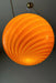 Italiensk Murano candy pendel loftlampe i brændt orange / rav glas med swirl mønster.   Glasset er mundblæst hos en italiensk glaspuster familie, som arbejder i eget værksted. Udarbejdet efter traditionsrige Murano glaspuster teknikker. D:40 cm   Størrelsen er perfekt som spisebordslampe eller midt i en stue. 