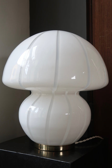 Stor vintage Murano mushroom bordlampe i hvid opal glas. Mundblæst i ét enkelt stykke glas i en sjælden champignon form med mønster og har messing detalje. Håndlavet i Italien, 1960/70erne, og kommer med ny stofledning. 