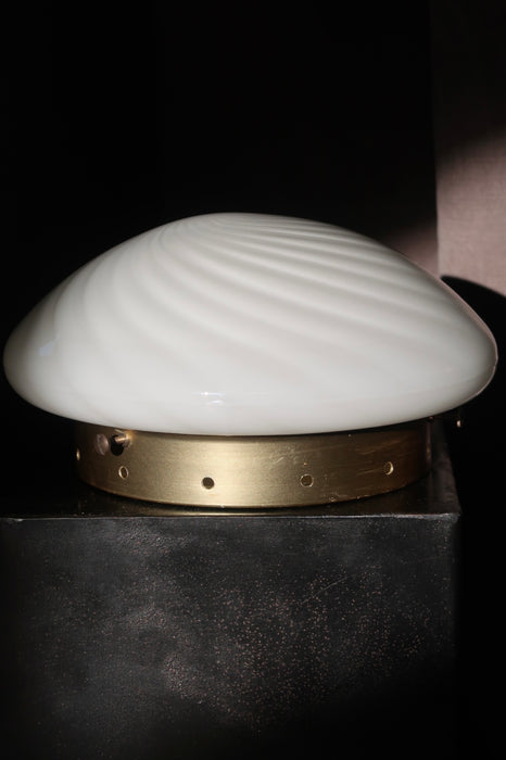 Vintage Murano plafond loftlampe / væglampe. Mundblæst hvid opal glas med swirl og messing bagplade. 2x E14 fatning. Håndlavet i Italien, 1970erne. D:26 cm⁠⁠ H:14 cm