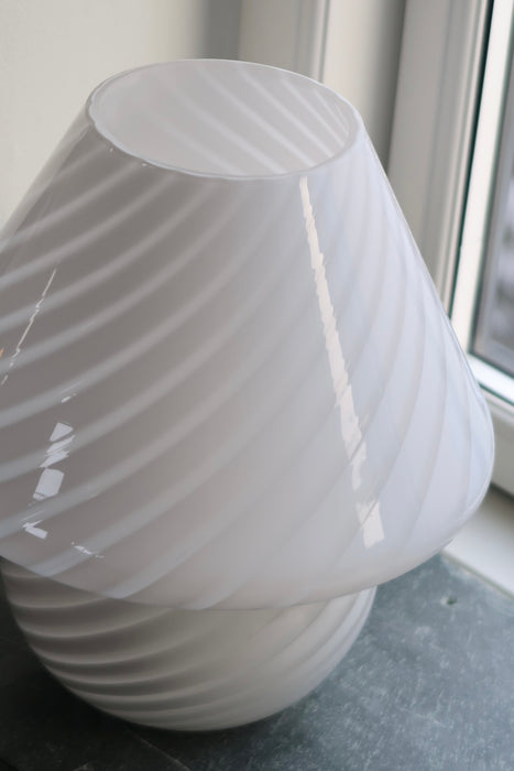Vintage medium Murano mushroom bordlampe i hvid opal glas. Mundblæst i ét stykke glas med swirl mønster. Håndlavet i Italien, 1960/70erne, og kommer med ny stofledning.  H: 26 cm D: 24 cm⁠