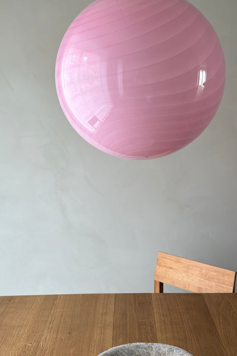 Stor ny Murano candy pendel loftlampe i opalglas med overflade i den mest fantastiske i bubble gum pink lyserøde nuance. Mundblæst glas i rund form med swirl mønster. E27 fatning. Kommer med justerbart messingbelagt ophæng samt transparent ledning.   Håndlavet i Italien. D:40 cm  