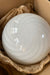 Italiensk Murano pendel loftlampe i hvid opal glas med swirl mønster. Glasset er mundblæst af 4. generations italiensk glaspuster familie, som arbejder i eget værksted. Udarbejdet efter traditionsrige Murano glaspuster teknikker med den klassiske bløde swirl i hvid opal glas. D:20 cm Størrelsen er perfekt til køkken eller entré.