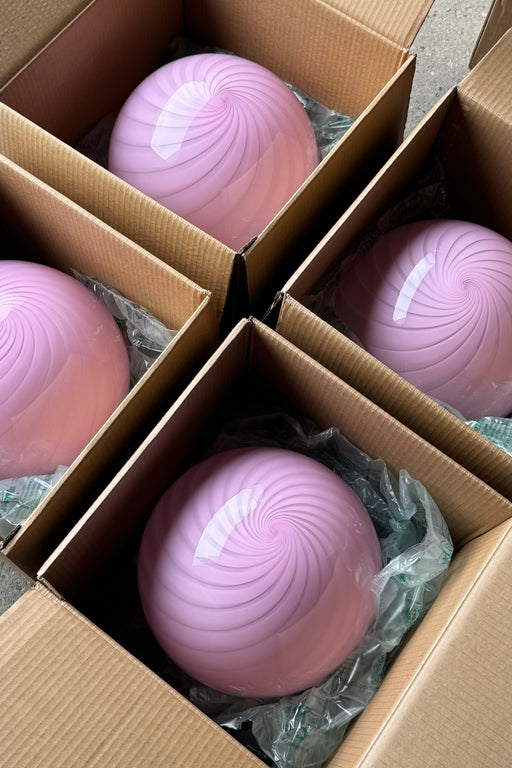Stor ny Murano candy pendel loftlampe i den mest fantastisk bubble gum lyserøde pink nuance. Mundblæst glas i rund form med swirl mønster. E27 fatning. Kommer med justerbart messingbelagt ophæng samt transparent ledning.