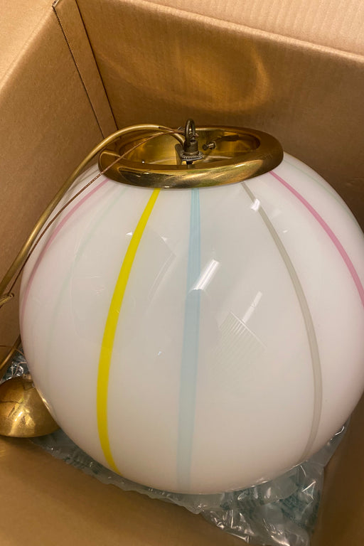 Stor vintage Murano pendel loftlampe i hvid opaline glas. Glasset er mundblæst i cirkulær form med striber i lyserød, blå, gul, grøn og grå. Håndlavet i Italien, 1970erne, og kommer med justerbart ophæng i patineret messing.  D:40 cm 