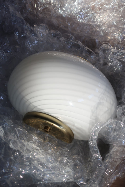 Vintage Murano væglampe i hvid opal glas med swirl mønster. Mundblæst i Italien, 1970erne, og har messing beslag. Perfekt størrelse til din entré, i køkkenet, på badeværelset eller som læselampe i soveværelset. Meget lette at montere. Størrelse 22x15 cm. 