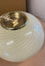 Stor vintage Murano pendel loftlampe i creme glas. Glasset er mundblæst i oval form med et smukt swirl mønster. Håndlavet i Italien, 1970erne, og kommer med originalt justerbart messingbelagt ophæng.  D:45 cm 