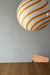 Ny Murano candy pendel loftlampe i en bolsje kombination af gul og hvid. Mundblæst glas i rund form med swirl mønster. E27 fatning. Kommer med justerbart messingbelagt ophæng samt transparent ledning. Håndlavet i Italien. 