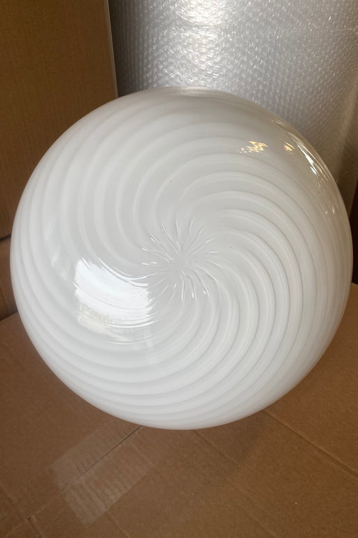 Vintage Murano pendel loftlampe i hvid opaline glas. Glasset er mundblæst i oval form med et smukt swirl mønster. Håndlavet i Italien, 1970erne, og kommer med originalt justerbart ophæng i patineret messing.  D:34 cm H:25 cm