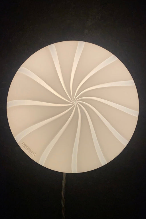 Ubrugt (ny) vintage Murano plafond loftlampe / væglampe. Mundblæst hvid opal glas og hvid bund. E27 fatning. Håndlavet i Italien, 1970erne. D:24 cm⁠⁠ H:12 cm
