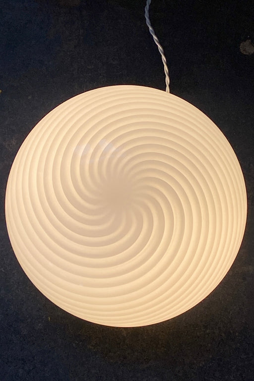 Ubrugt (ny) vintage Murano plafond lampe i glas med hvid swirl mønster. Kan både bruges som loftlampe eller som væglampe. 2x E27 fatning. Håndlavet i Italien, 1970erne, og kommer med ny hvid metal bagside.  D:36 cm H:15 cm